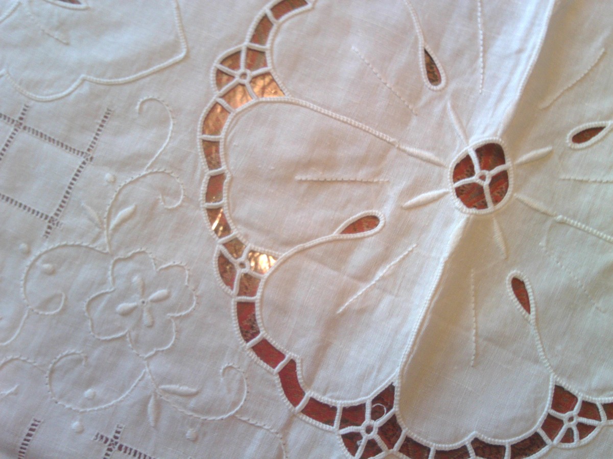 Belle Petite Nappe Réalisée à Main Avec Broderies Et Dent