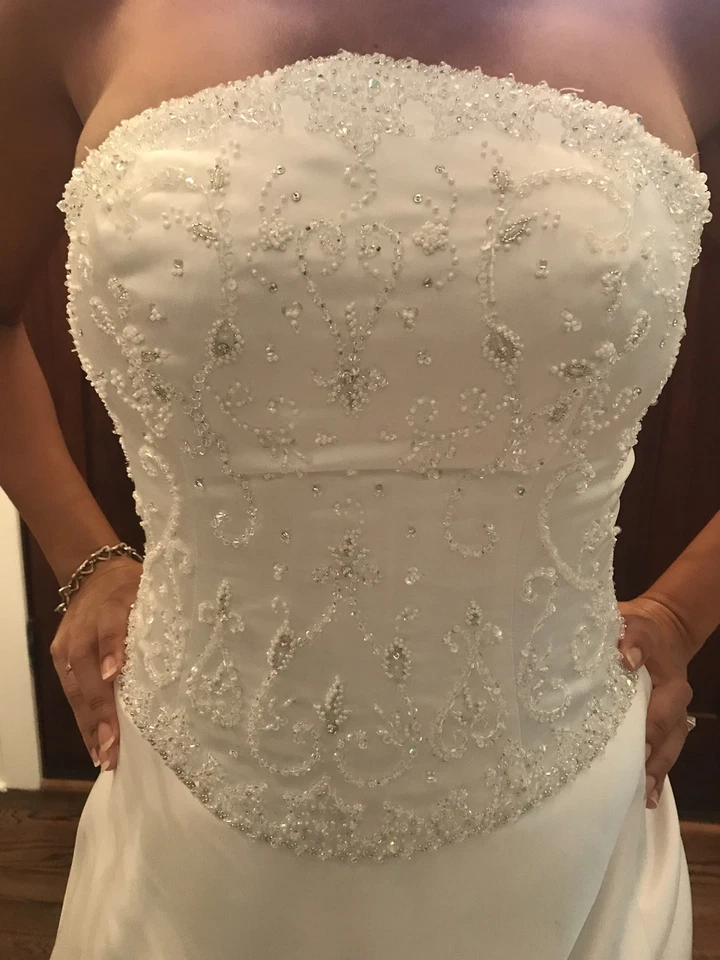 Vestido de novia Allure Bridals talla 8 blanco sin tirantes con lentejuelas y tren Foto 4 de 4