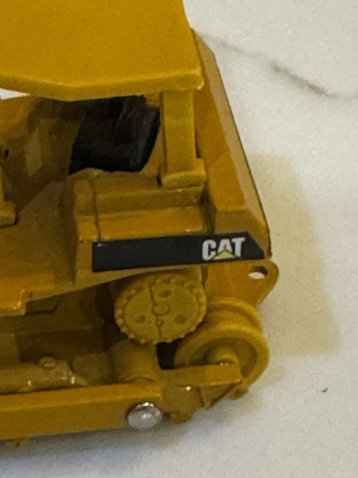 Bulldozer ERTL 1994 - CAT D6H tipo pista #2416, pegatina al revés escala 1:64 Foto 4 de 4