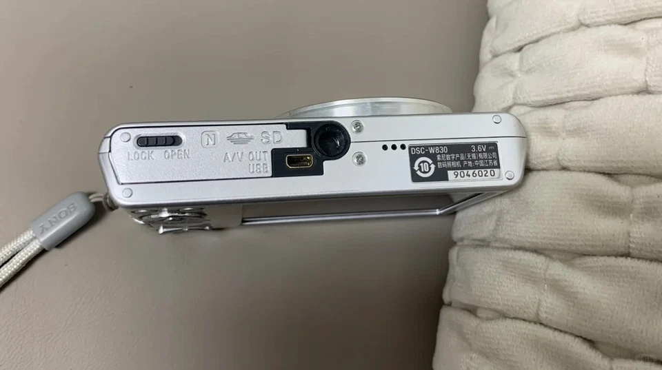 Sony Cyber-Shot DSC-W830  20.1MP 8x zoom Digital Camera English Silver - Tested - Image 4 of 4