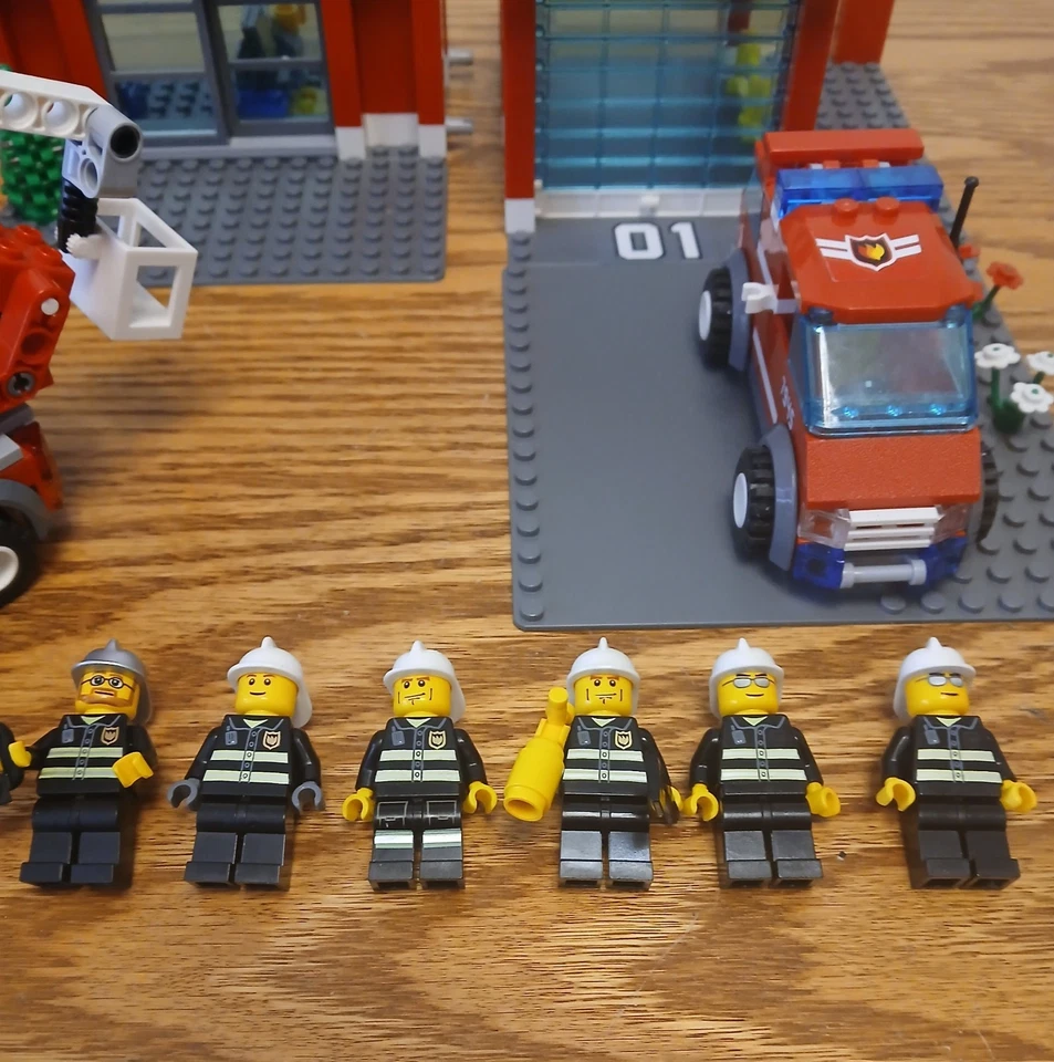 Lego City 7945 Estación de Bomberos 100% Completa con Minifiguras e Instrucciones Ciudad Foto 2 de 4