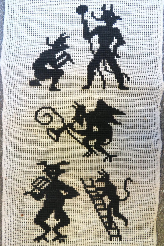 BRODERIE ancienne au POINT COMPTé  MOTIFS DIABLOTINS coton noir INSOLITE - Photo 2/2