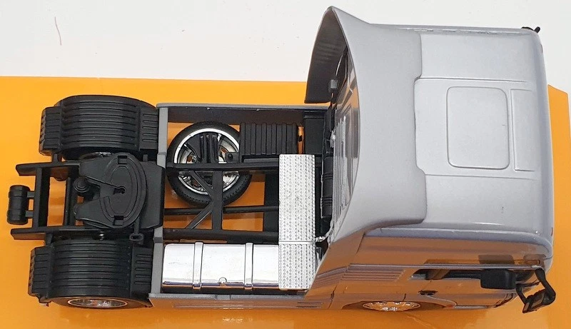 Welly 1/32 Scale Model Car 32640W - MAN TG510A - Silver - Image 3 of 4