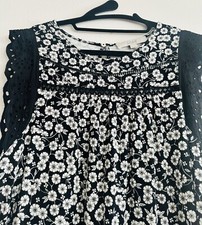LOFT black white floral flutter sleeve shift swing dress / Size Medium