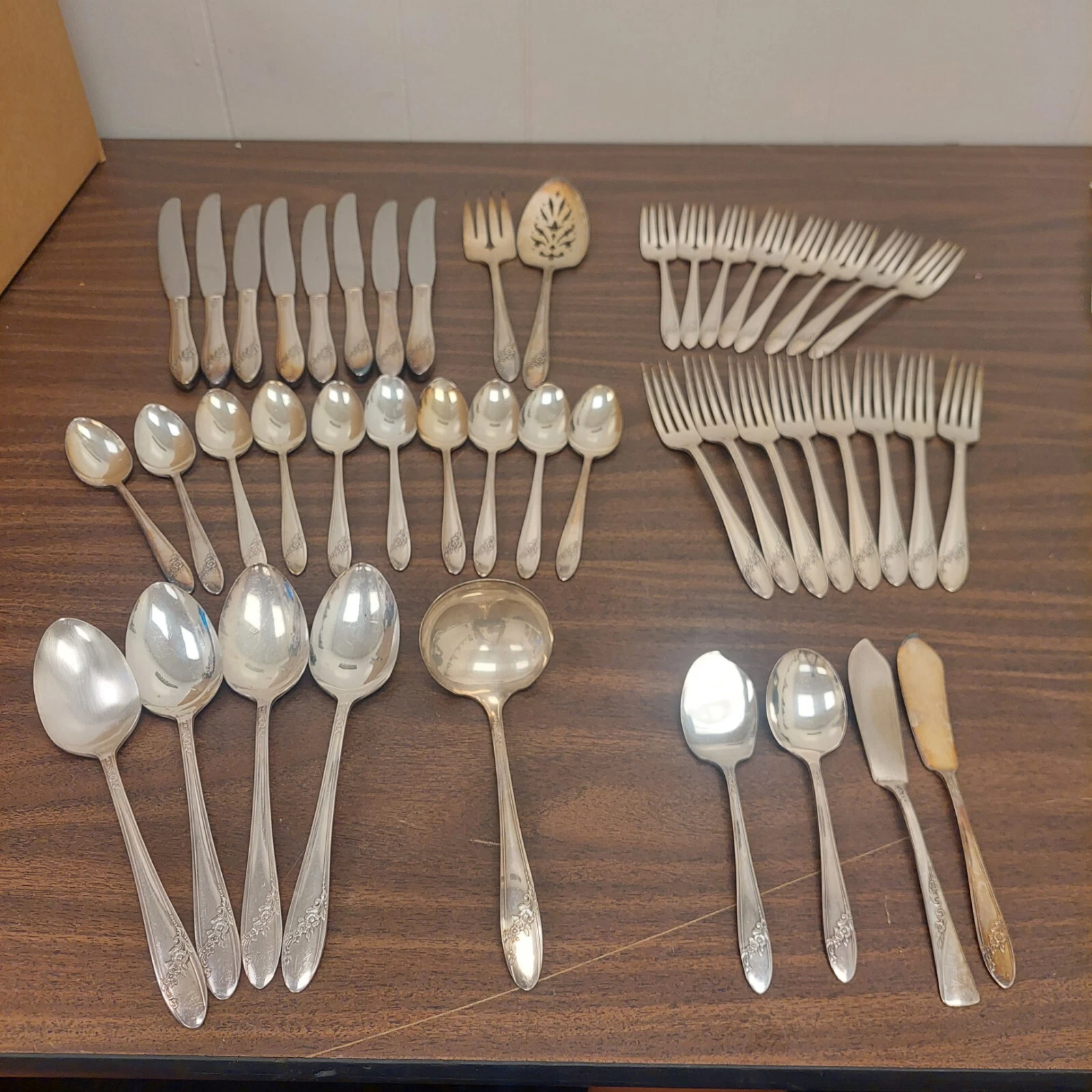 Vintage 45Pcs QUEEN BESS Pattern Oneida Community Tudor Plate serving Pieces