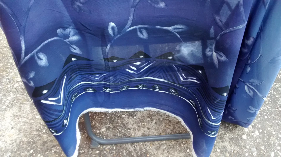 Coupon de tissu "crêpe" de 100 x 135 bleu claire avec une base bleu marine - Photo 2/4