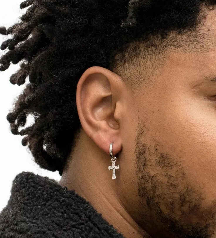 Pendientes colgantes de plata esterlina con aro cruzado de hip hop de circonita helada de 2 piezas Foto 3 de 3