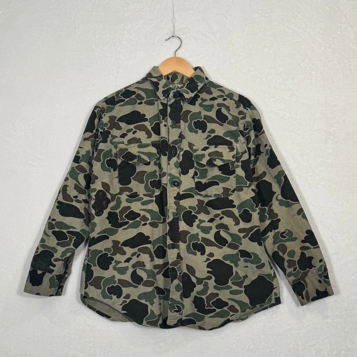 Chasseur En Camouflage Avec Fusil Dans La Forêt D'hiver. Concept De