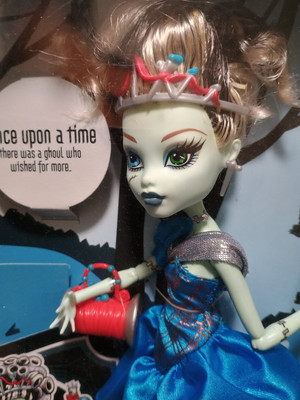 2012 Monster High- Scarily Ever After-THREADARELLA FRANKIE STEIN