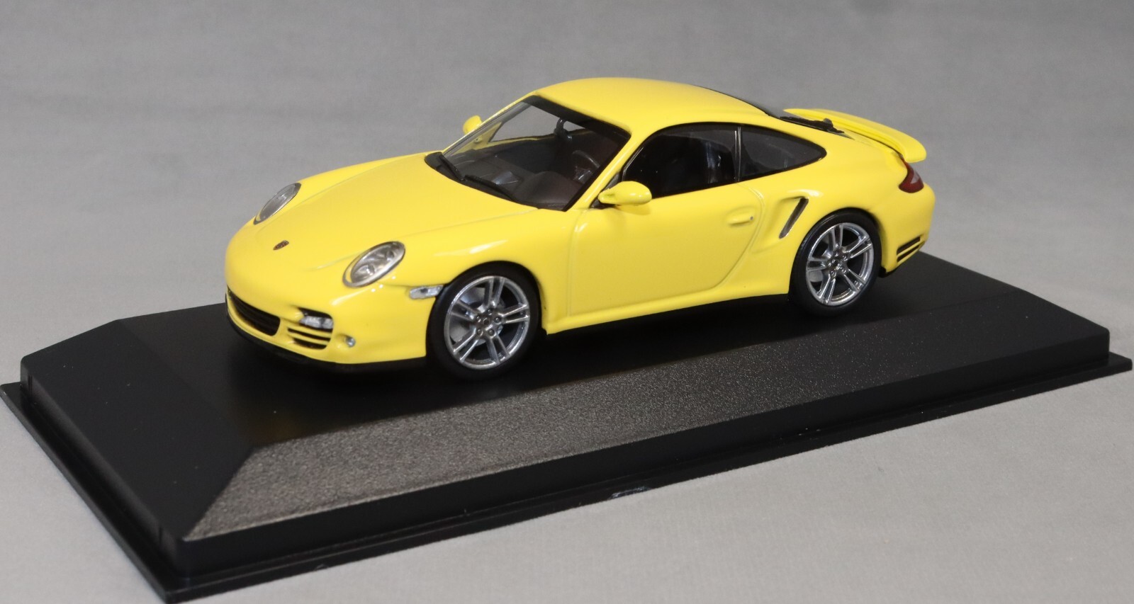 Minichamps Maxichamps Porsche 911 997 Turbo in Yellow 2009 940069010 1/43 NEW