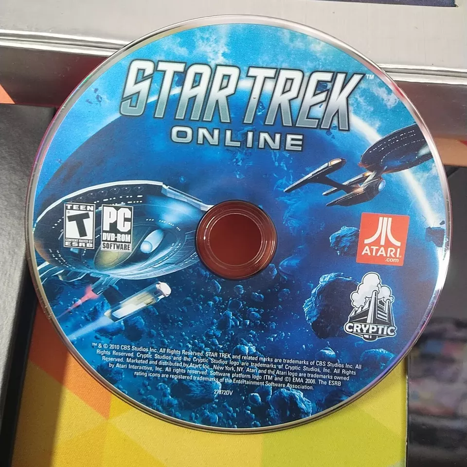 STAR TREK ONLINE COLLECTORS EDITION - W/ BOOK, 3 GUEST CARDS & PC CD ROM In Box - Image 3 of 4