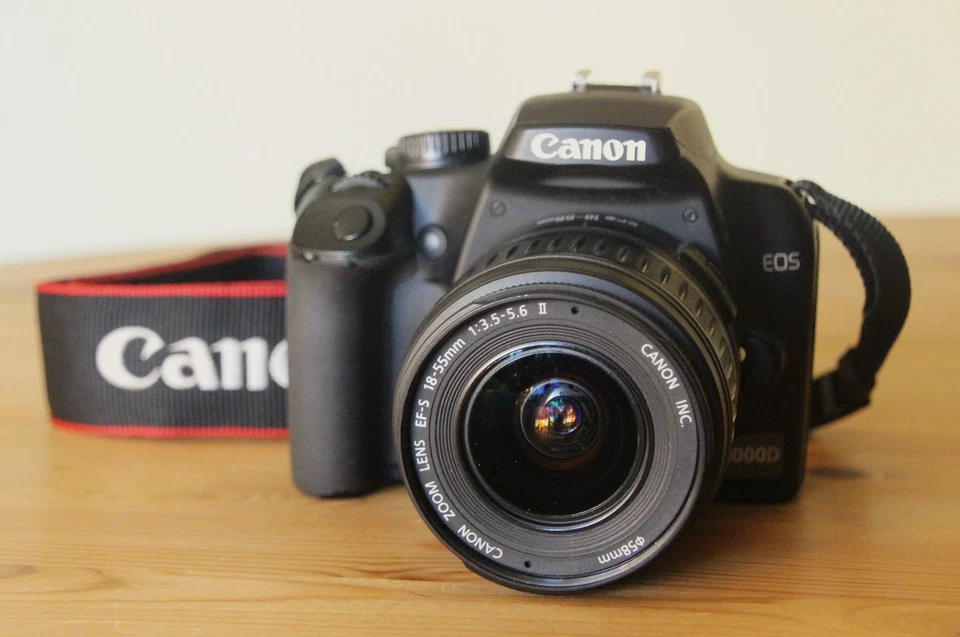 Kompl. Fotoausrüstung Canon EOS 1000D + Zubehörpaket , nur 7000 Auslösungen!!! - Bild 2 von 4