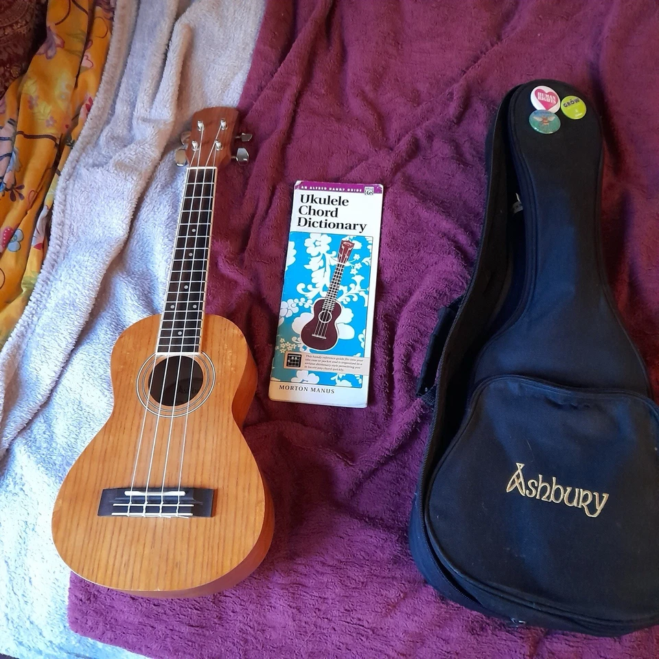 Ashbury Ash Concert Ukelele 60c With Case & Chord Book - Image 2 of 4