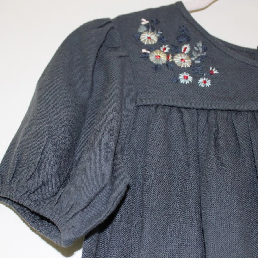 Nuevo con etiquetas Vestido Bonpoint Brode Principal Niñas Elsa Manga Abullonada Gris Bordado Flores 12 Foto 2 de 4