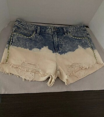 Free People Cut Out Raw Hem Bleached Pockets Denim Shorts Size 29  (FP2)