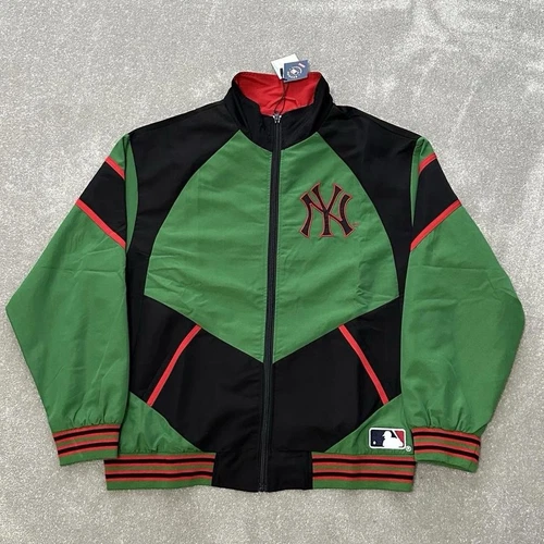 Veste de survêtement Supreme x New York Yankees « vert noir » en taille LARGE ?