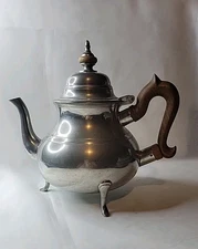 Vintage Williamsburg Stieff Pewter Teapot Wooden Handle Hinged Lid  8.5 " Tall