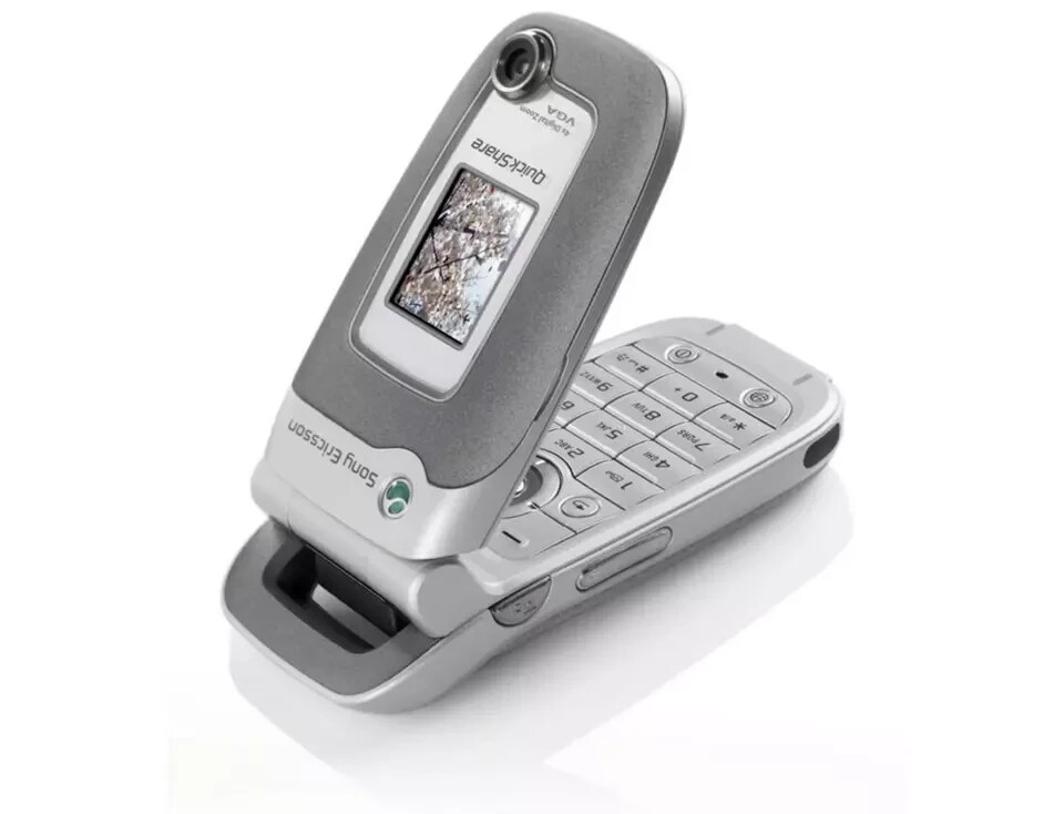 Flip Phone Sony Ericsson Z520 Z520i Unlocked Phone 2G GSM 900/1800