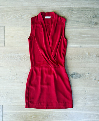 Aritzia Babaton Women s S Red Solid V-Neck Sleeveless Short Sheath Dress