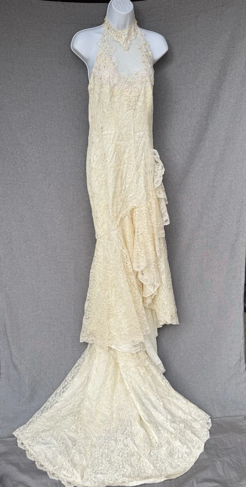 Vestido de novia vintage de encaje pequeño (6?) Tren halter con cuentas marfil sin mangas Foto 2 de 4