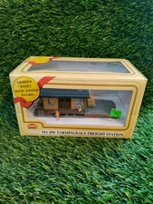 MODEL POWER #694 HO SCALE FARMINGDALE FREIGHT STATION BUILT UP LIGHTED 2 FIGURES