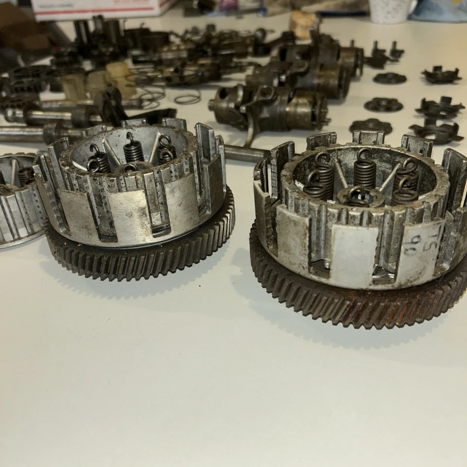 SUZUKI TC90 BLAZER JUEGO DE ENGRANAJES DE TRANSMISIÓN EJE DE TAMBOR DE CAMBIO EMBRAGUE LOTE DE PIEZAS Foto 3 de 4