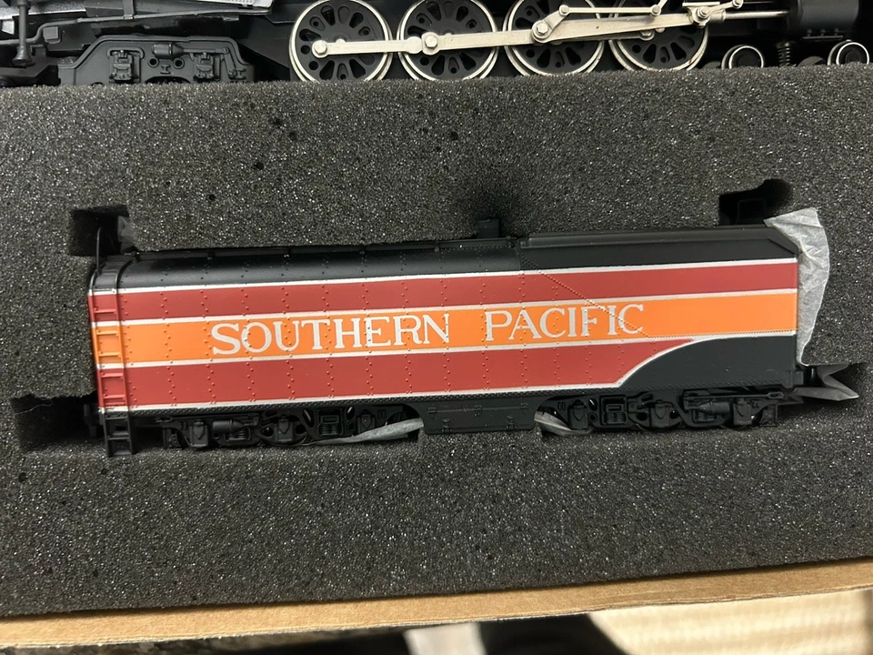 HO Bachmann Plus SP Southern Pacific 4-8-4 GS4 Daylight 4449 Steam Engine/Tender - Image 4 of 4