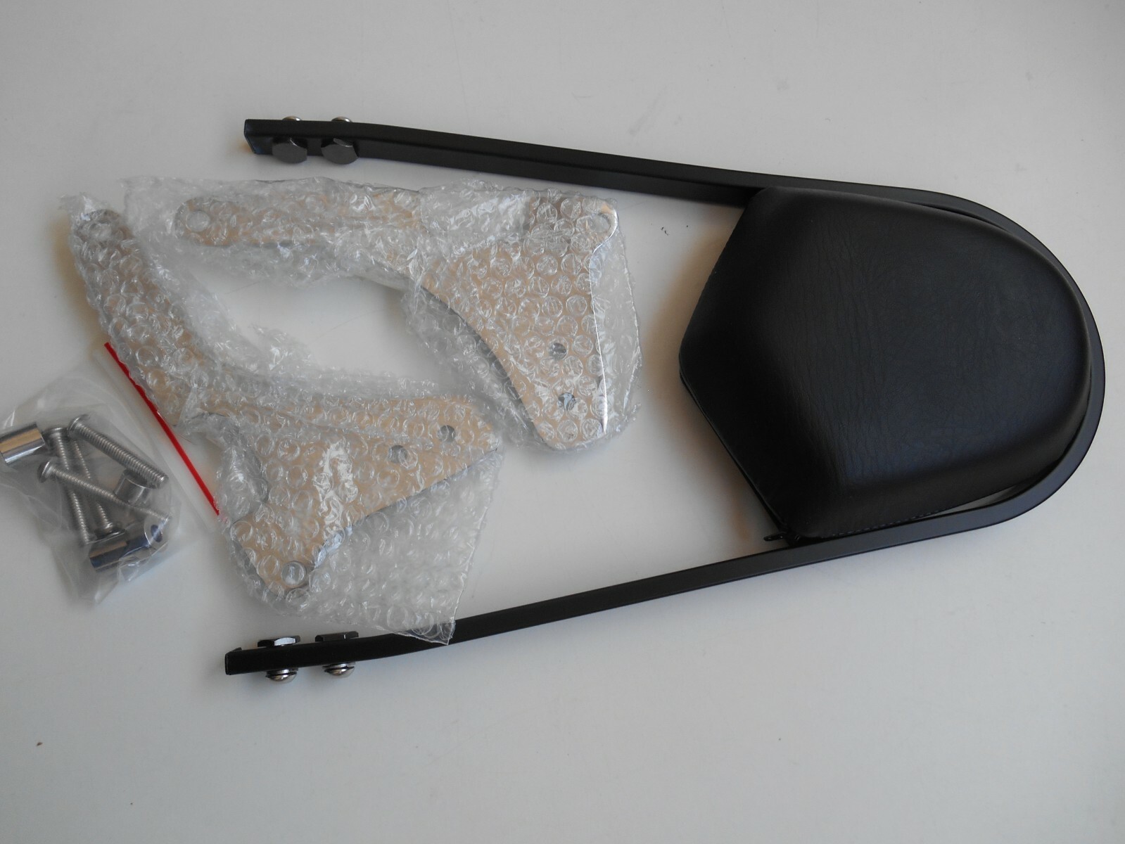 Sissy Bar avec dosseret Highway Hawk noir pour moto Harley Sportster 883 XL 2004-2020