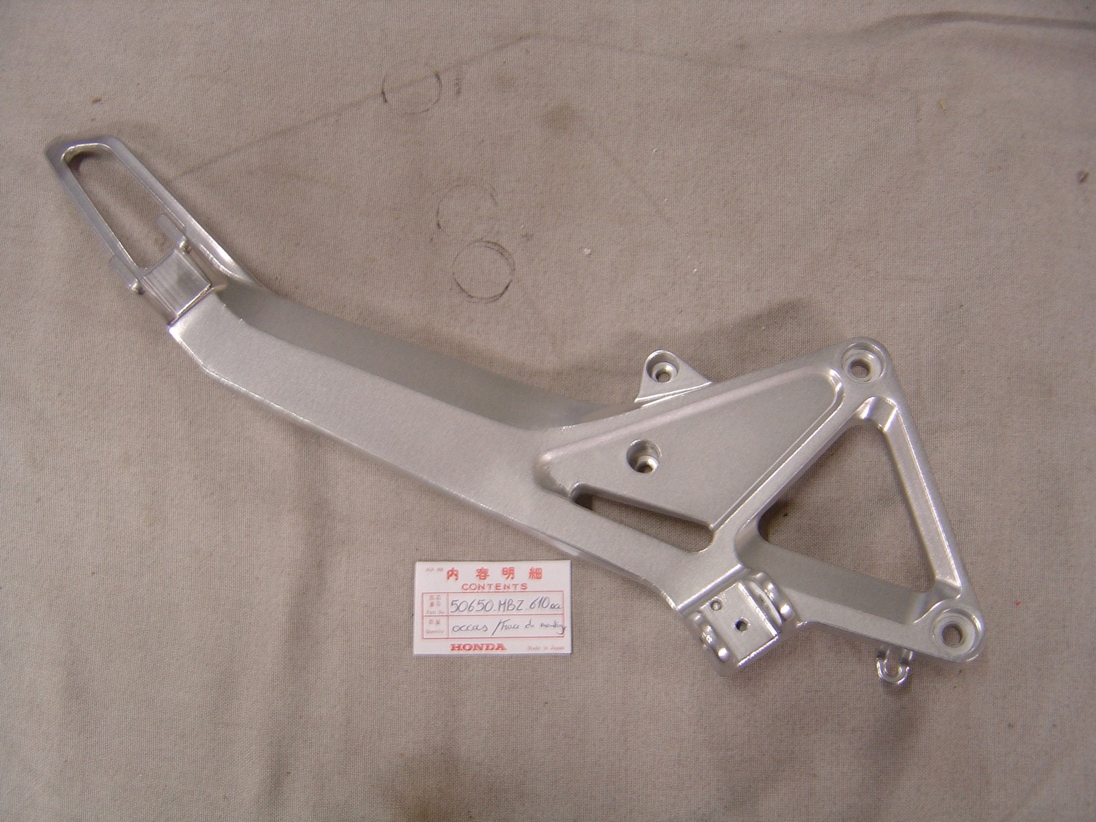Platine repose-pied droit CB600F d'origine Honda avec traces de montage mineures