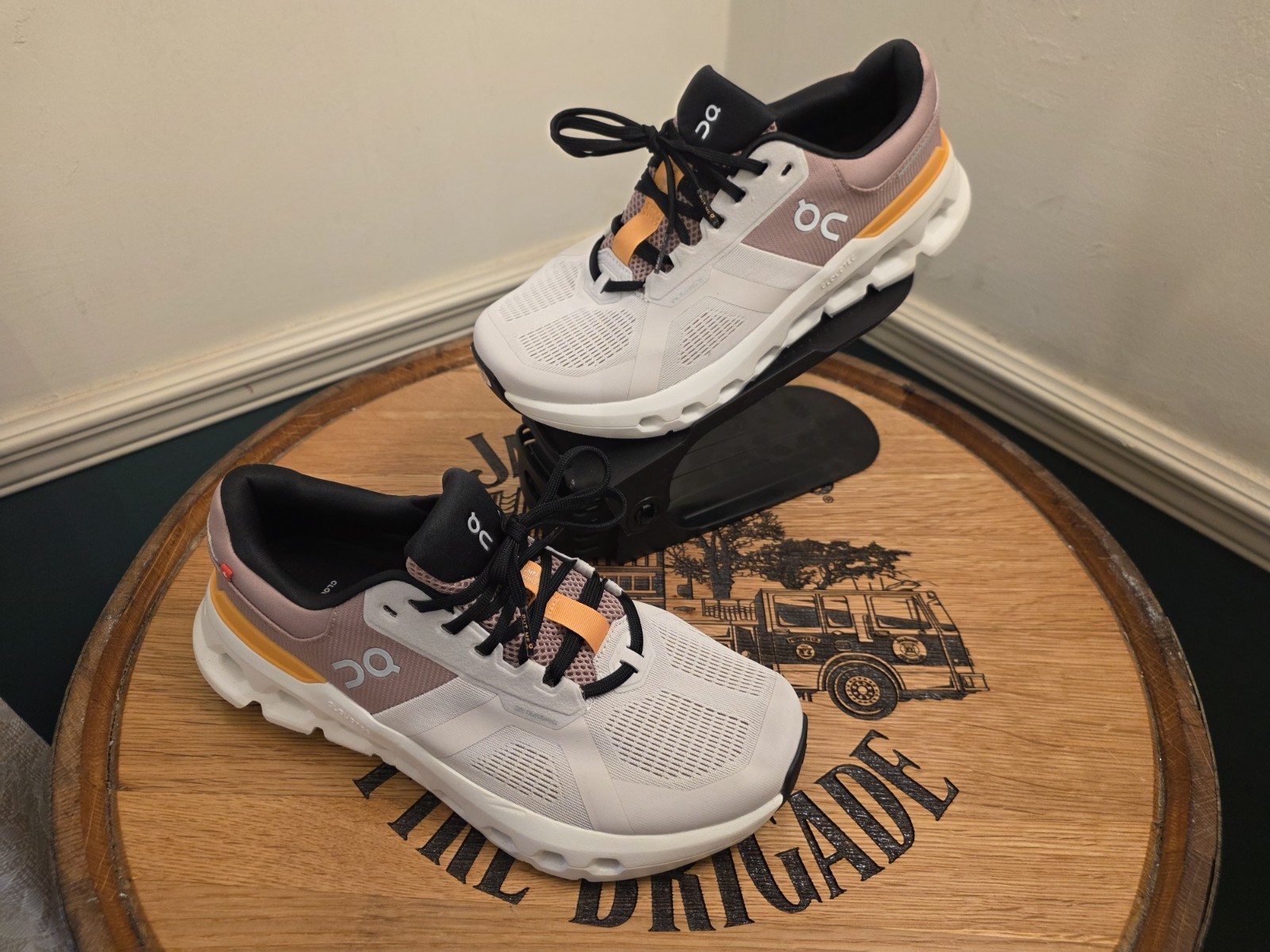 NEW On Cloudrunner 2 Women's Size 10.0 -