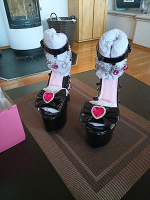 Plateau Schuhe mit Charms US 6 Gr  36 Doll Skill