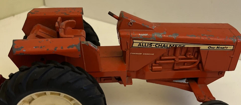 Tractor agrícola ERTL ALLIS CHALMERS ONE-NINETY 190 1967 de colección 1/16 y naranja arado Foto 3 de 4