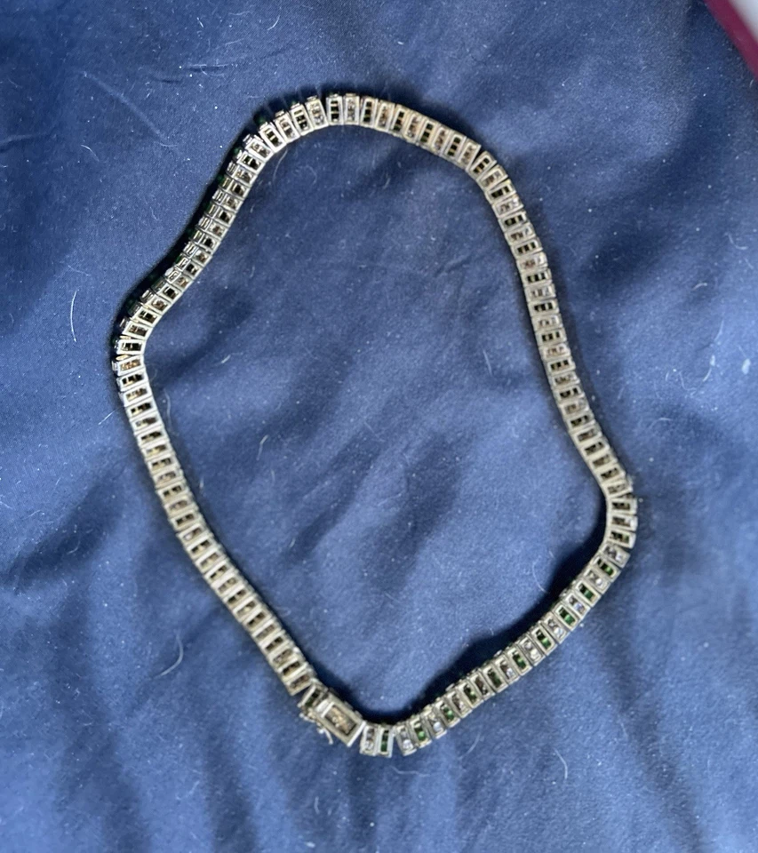 Collar de diamantes y esmeraldas de imitación con pendientes a juego Foto 3 de 4