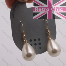 RETRO CHIC cream TEARDROP PEARL EARRINGS classic pearls GOLD TONE HOOKS retro