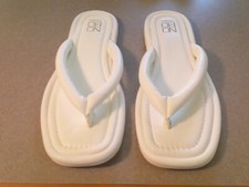 No Boundaries Womens White Puffy Cushioned Faux Leather Thong Flip Flops Size 11