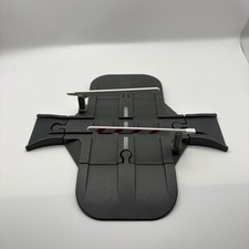 Pista treno in legno passaggio a livello con barriere - pezzo di strada