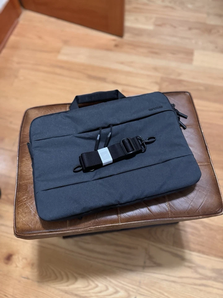 Bolsa para portátil Incase City Brief Series para dispositivos de 16 pulgadas carbón excelente estado Foto 3 de 3