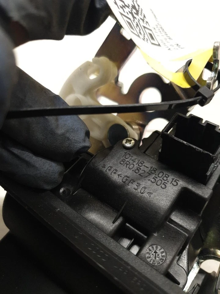 AUDI TTS 8S MK3 2014-2019 CERRADURA PUERTA TRASERA MECH BLANCO 8R0827505 Foto 4 de 4