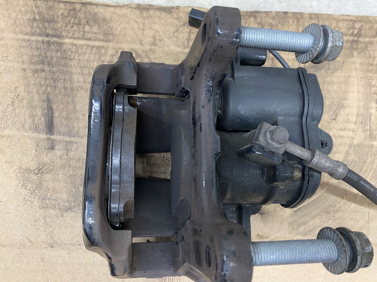 2015-2020 BENTLEY BENTAYGA OEM REAR LEFT BRAKE CALIPER W/ ACTUATOR BLACK *109K*