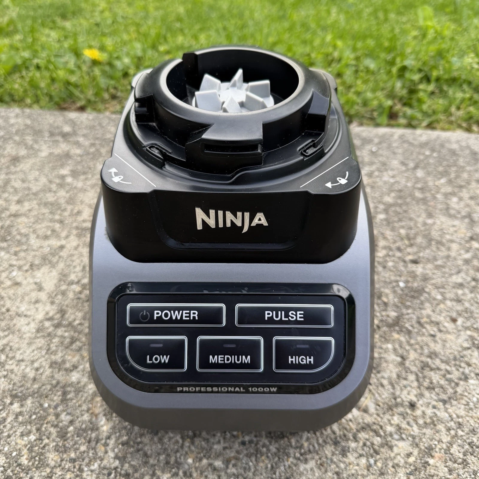 Ninja Professional 1000W Blender BL610 Base Only Pre-Owned No Pitcher 120V