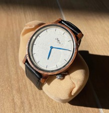 Orologio con cassa in legno e cinturino in pelle. Unisex