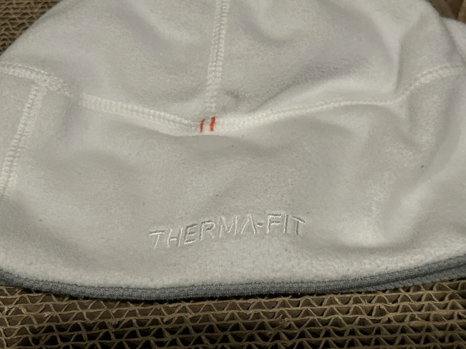 Шляпа женская двусторонняя тепловая шапочка Nike белая/серая - Изображение 3 из 4