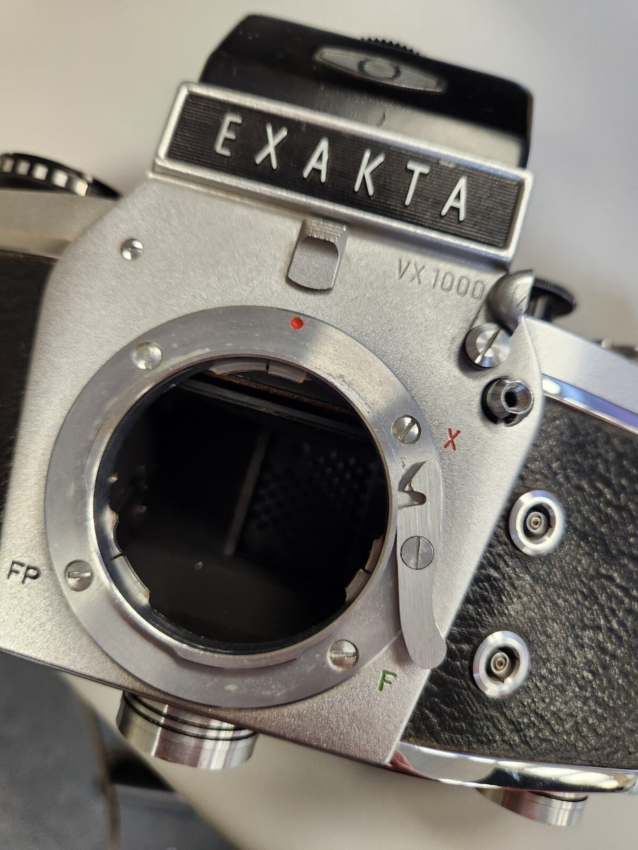 Exaktaカメラケース 002 <Exakta Camera Case> Vintage Exakta VX1000 35mm SLR Camera Body, Finder, Case