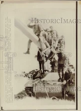 1974 Press Photo Israeli crew sits on barrel of artillery piece in Golan Heights