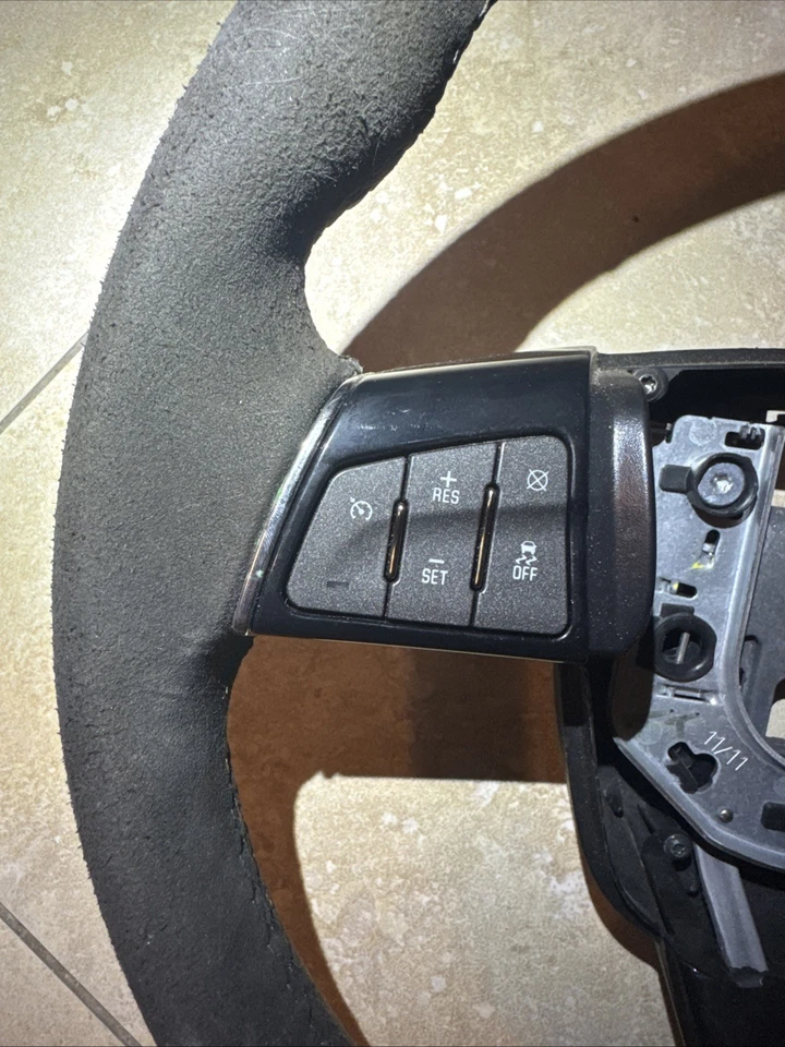 Volante automático Cadillac CTS-V 2009-2015 gamuza negra costuras negras Foto 3 de 4