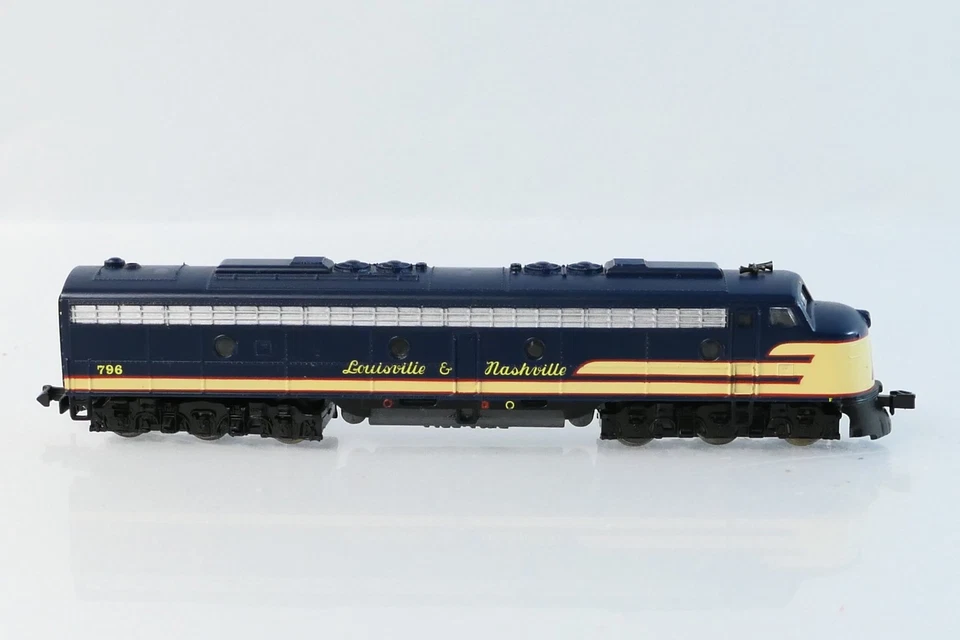 Life Like 7166 N Scale DC Locomotive Louisville & Nashville 796 E8A L&N (DC) - Image 2 of 4
