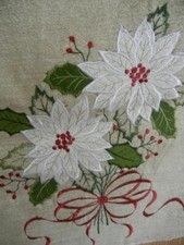 NIP HOME WEAR HOLIDAY COLLECTION CHRISTMAS POINSETTIA GOLD METALLIC TABLE RUNNER