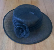 Debiutancka czarna czapka ślubna wyścigi okazja z kwiatowymi detalami