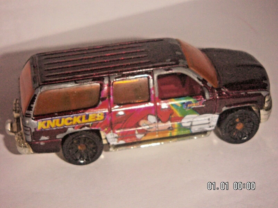 Matchbox 2000 Chevrolet Suburban 1999 die-cast Sonic the Hedgehog Knuckles - Image 2 of 4