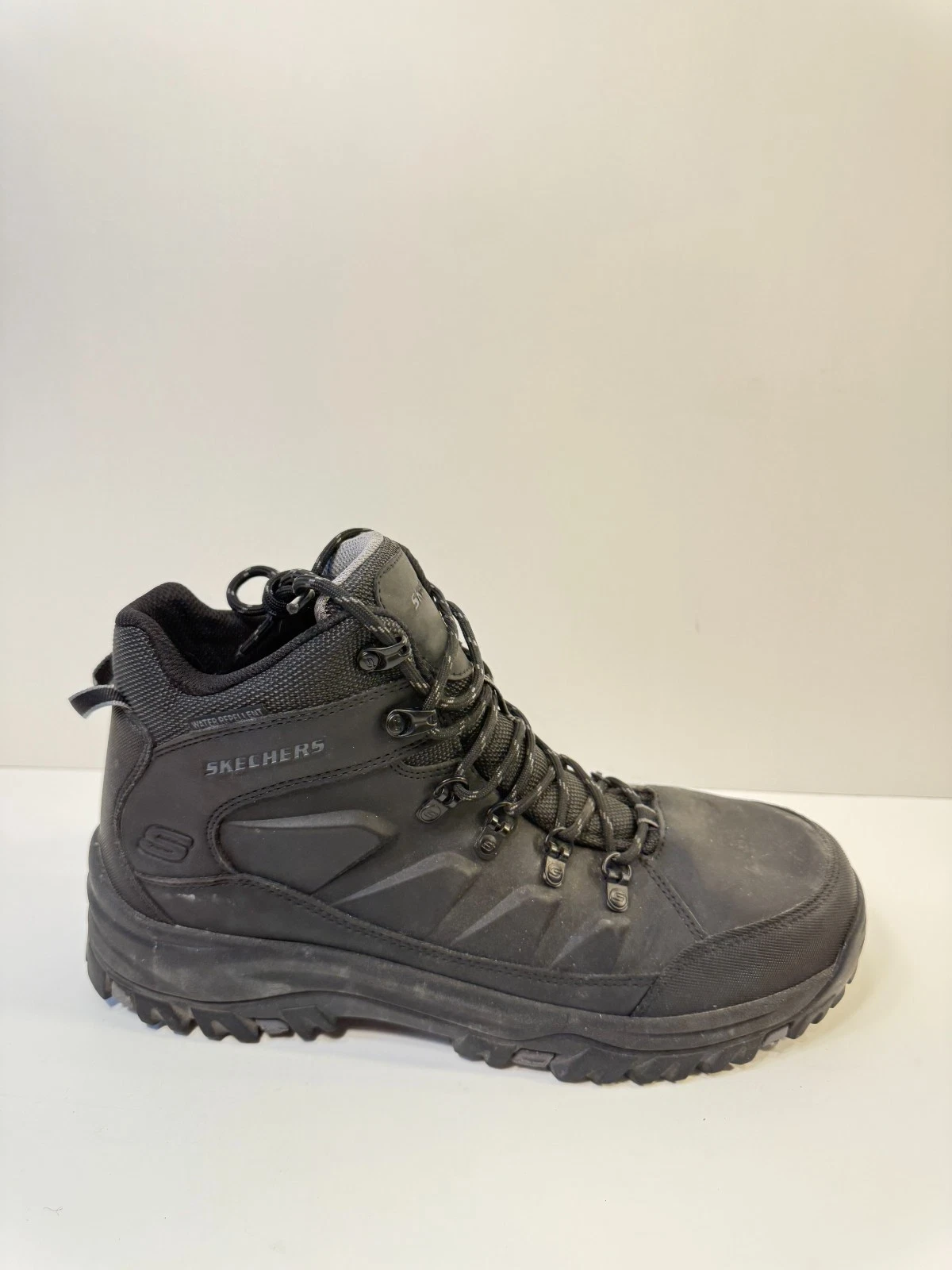 C42. Skechers Mens Boots Black Daggett Hiking Boots-US 11